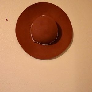 Beige hat with gold chain